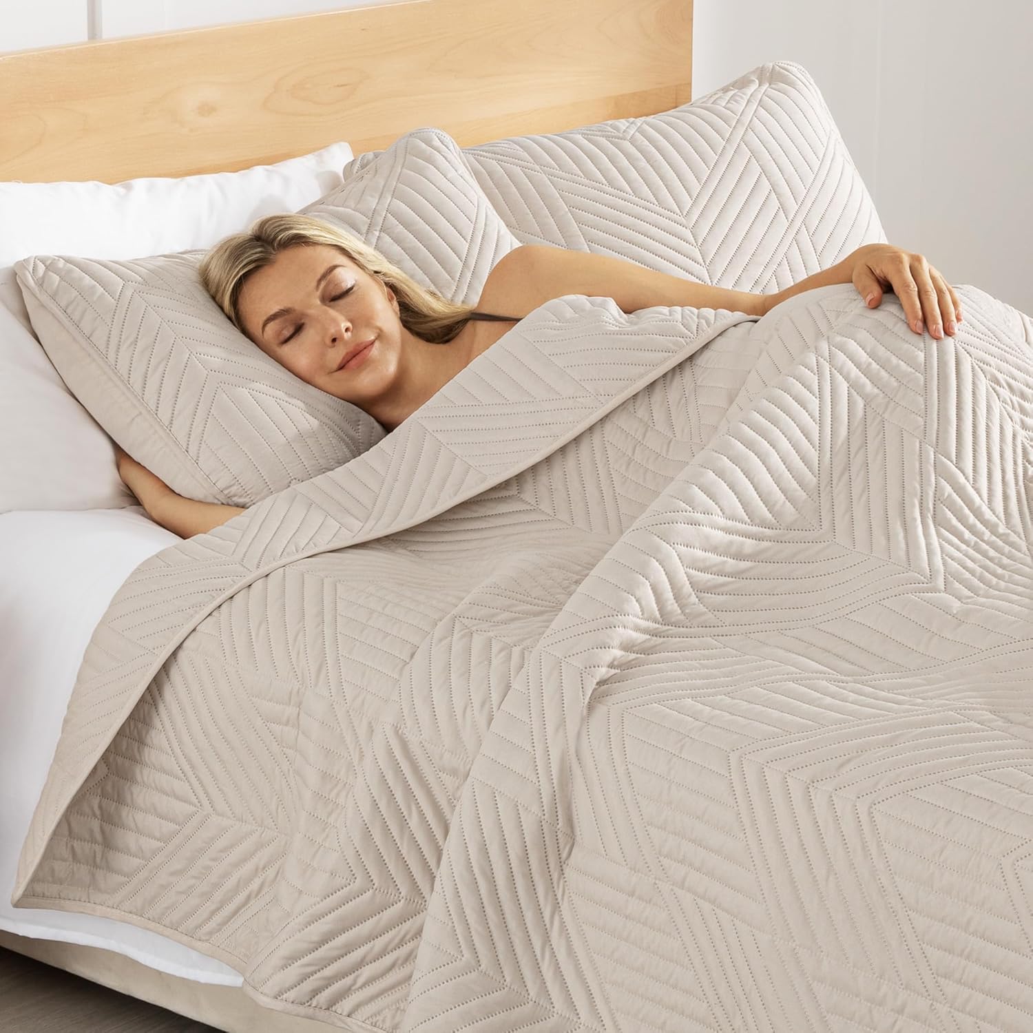 Exclusivo Mezcla Ultrasonic King Quilt Bedding Set, Lightweight Brich Beige Bedspreads Soft Modern Geometric Coverlet Set for All Seasons (1 Quilt and 2 Pillow Shams) - Image 4