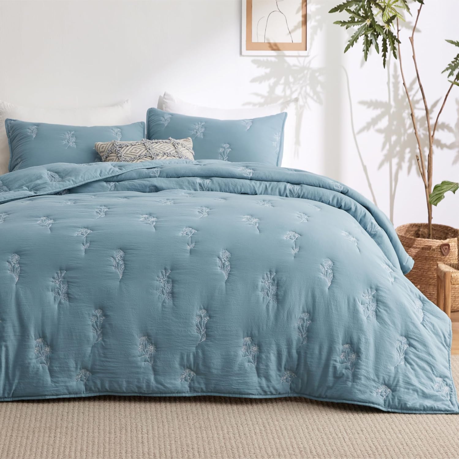 Bedsure Quilts Queen Size - Ultra Soft Quilt Bedding, White Bedspread Queen Size for Modern Bedroom, Lightweight All-Season Comforter, 90x96 Inch - Image 32