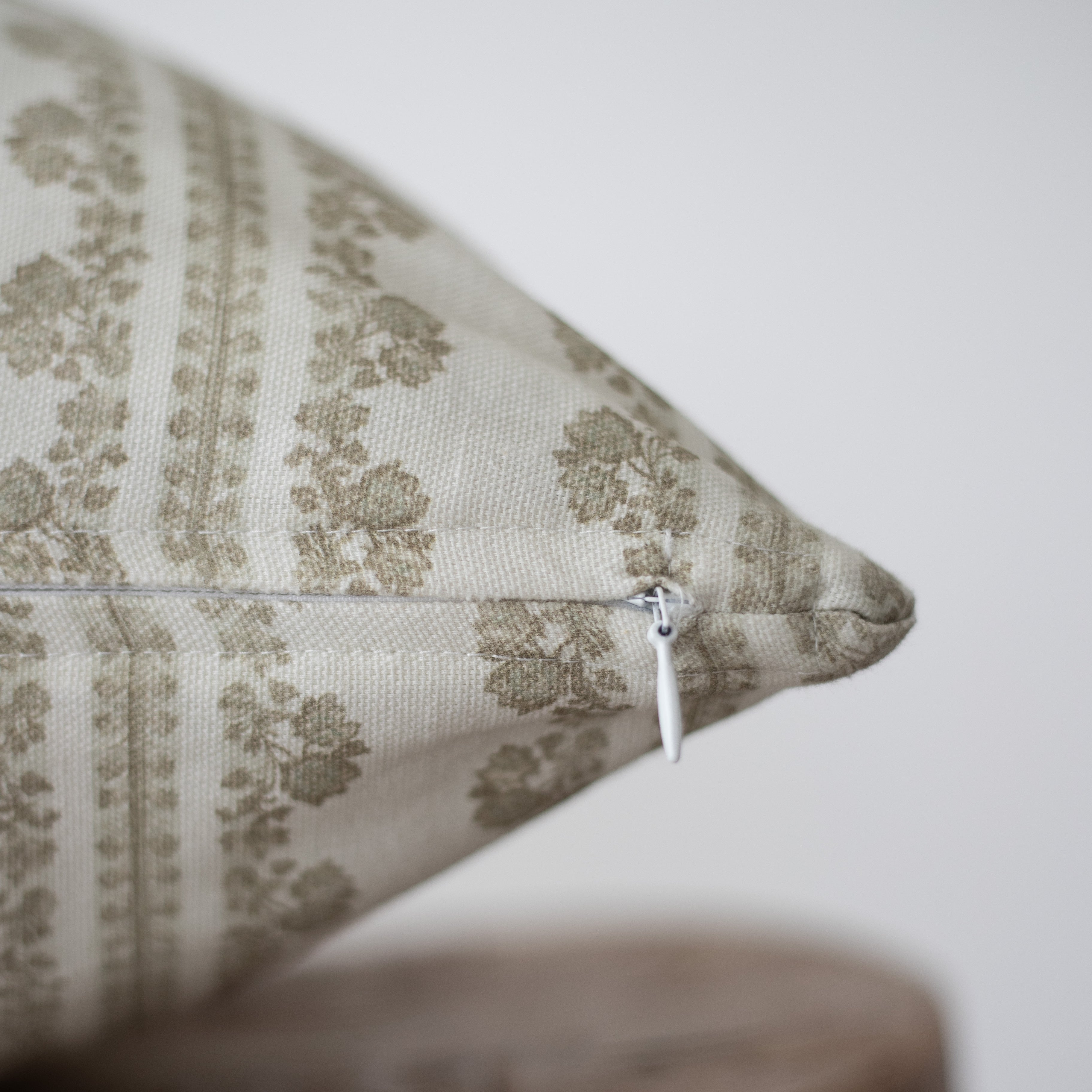 Arlo in Linen- Double Sided - 18 | 22 - Image 4