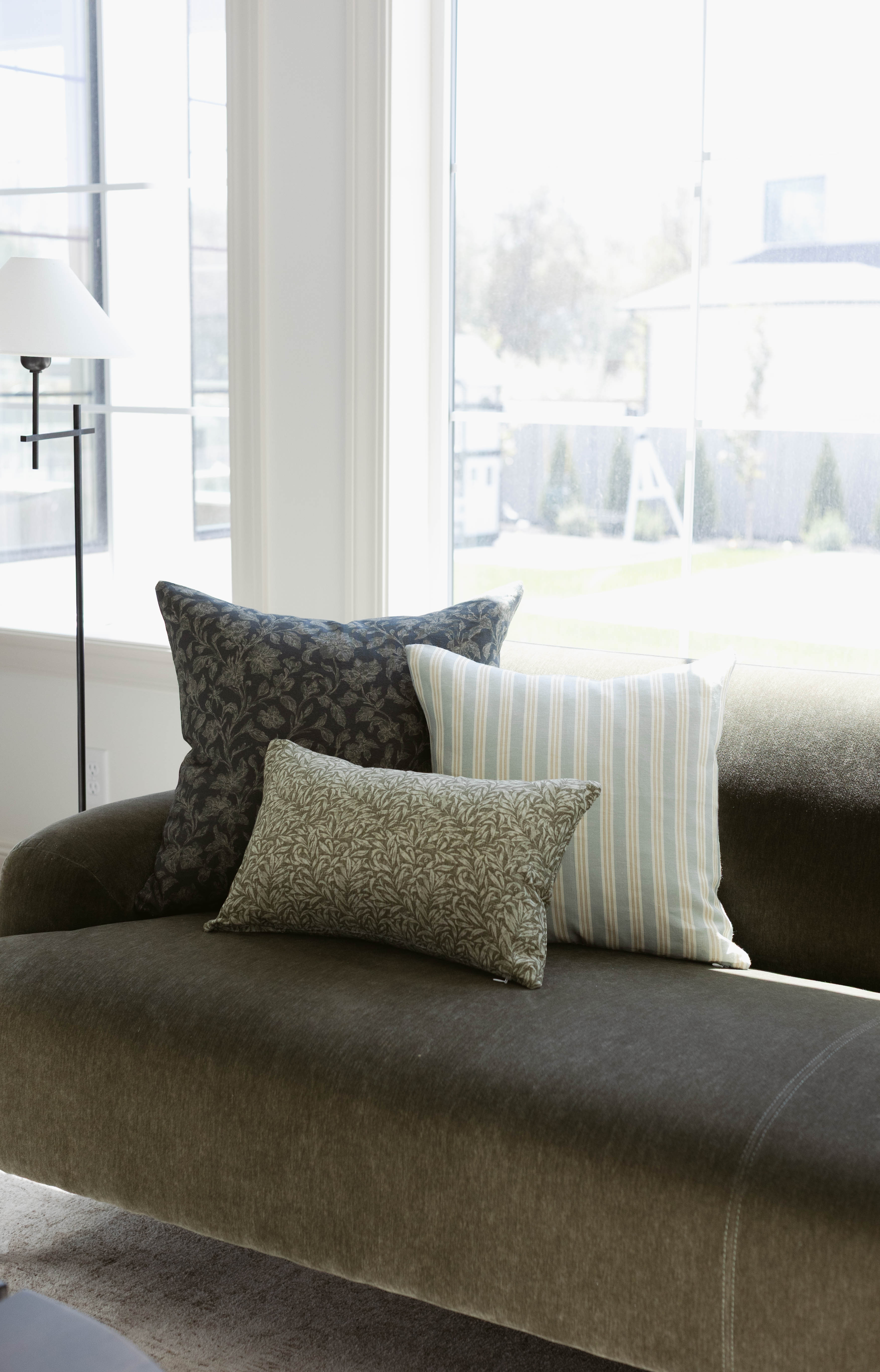 Louie in Green -12x20 | 12x40 - Image 10