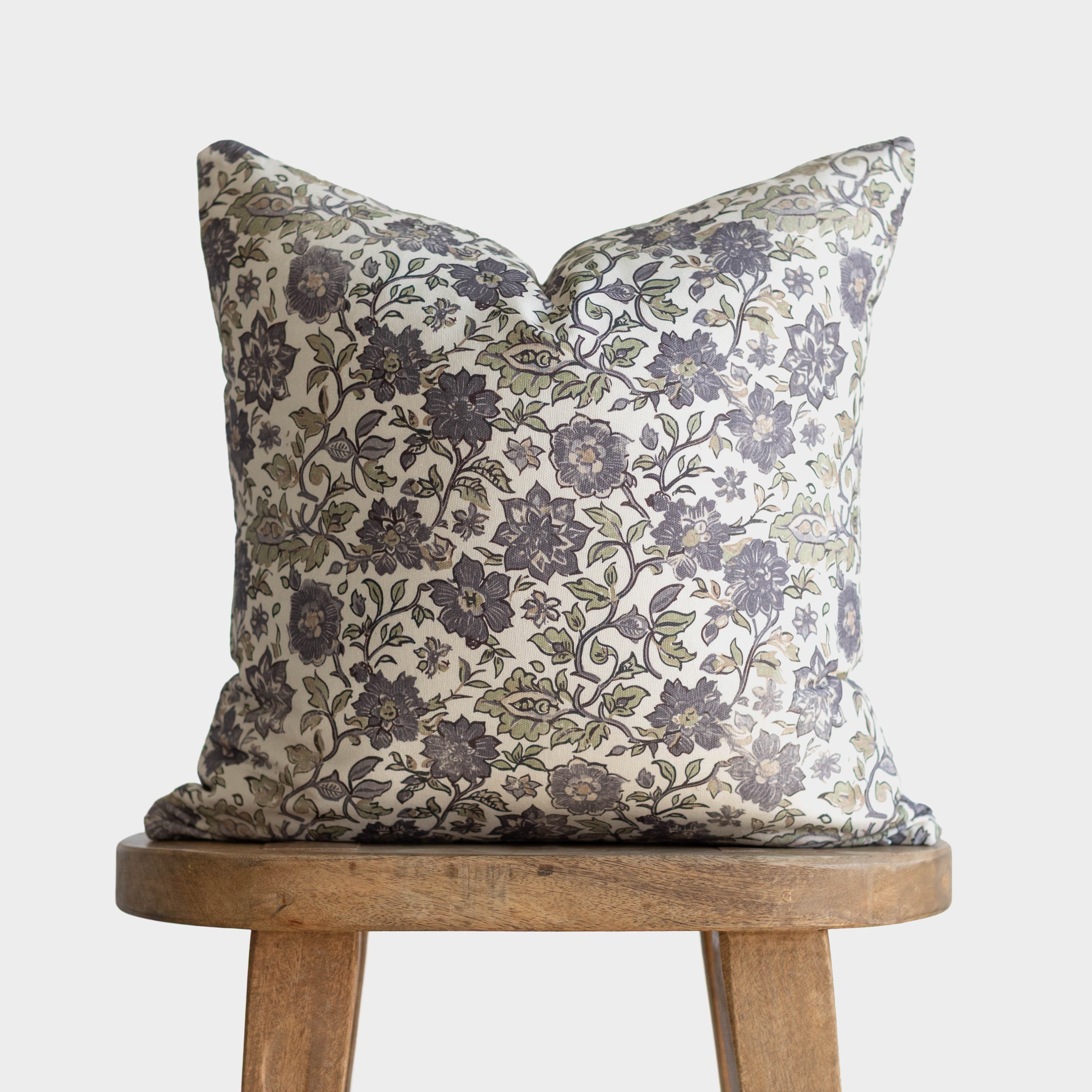 Hattie - 18 | 22 - Image 2