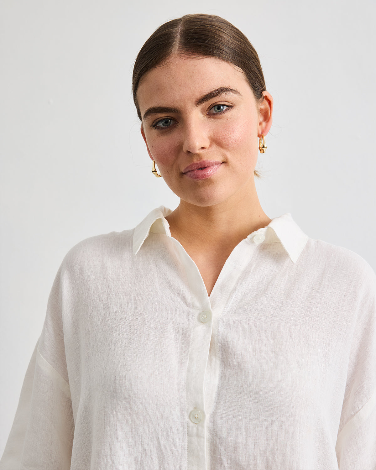 Villa Linen Shirt Dress in White - Image 4